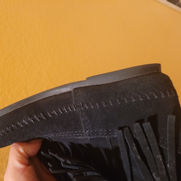 Minnetonka 3-Layer Fringe Boot - Picture 14 of 14